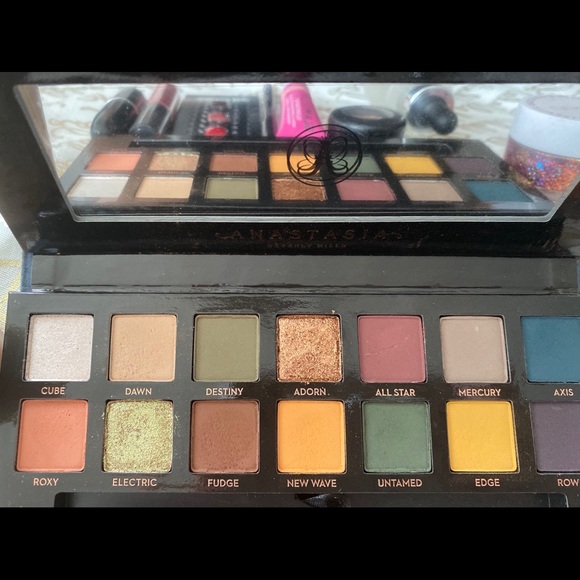 Makeup - Picture 2 of 8